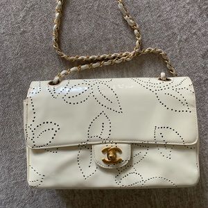 CHANEL
Patent Perforated Camellia Medium Single Flap White, very good condition